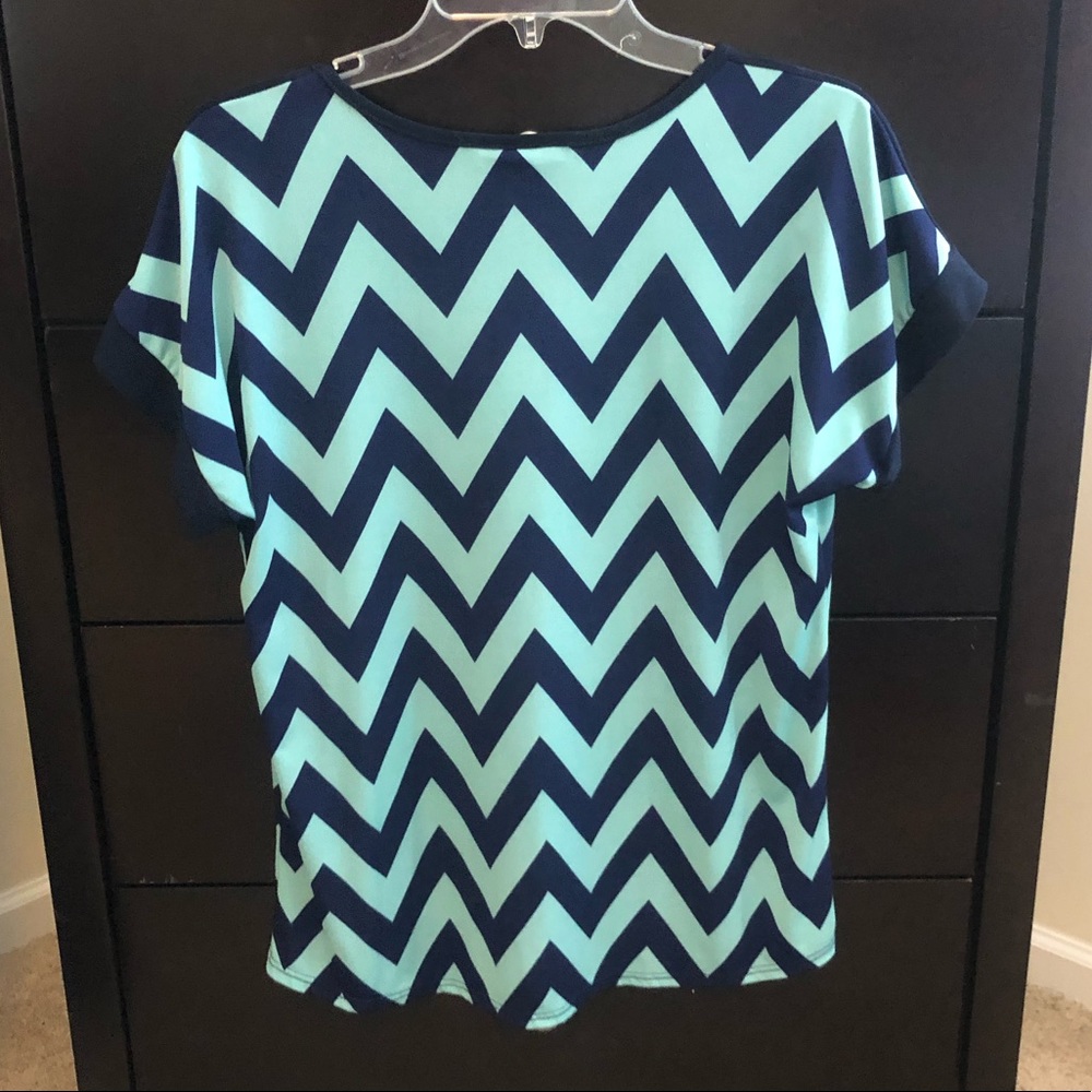 Chevron pattern top! - Picture 2 of 4